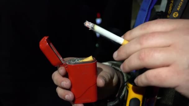 Férfi Kéz Rázza Hamu Egy Égő Cigaretta Egy Hamutartó Dohányzás — Stock videók