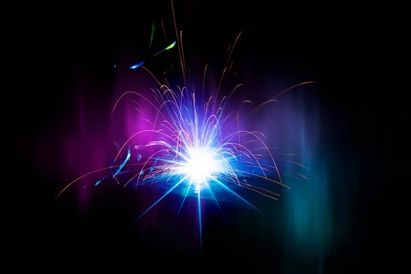 暗い背景で溶接からの飛行明るい火花 — ストック写真