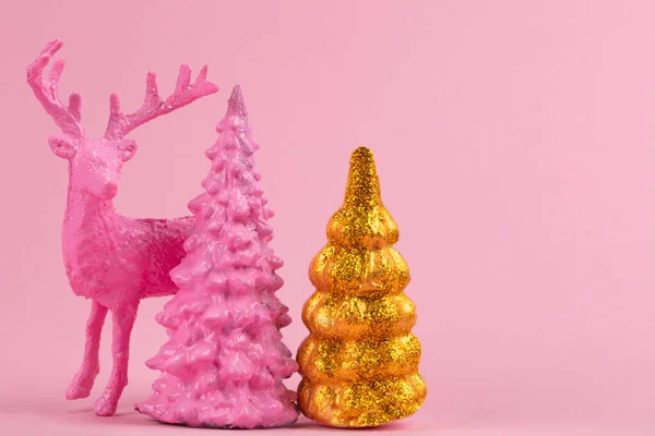 Святковий Різдвяний Фон Рожеві Олені Біля Мініатюрних Рожевих Золотих Ялин — стокове фото