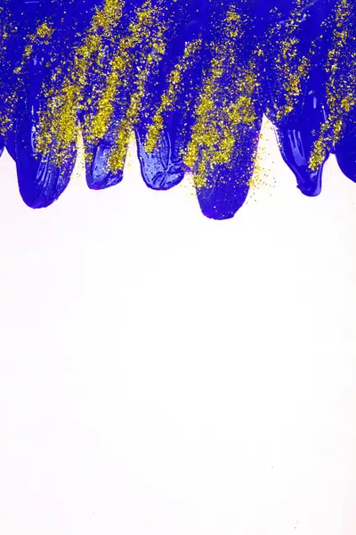 Белом Фоне Голубые Переливающиеся Пятна Акриловой Краски Золотыми Блестками — стоковое фото