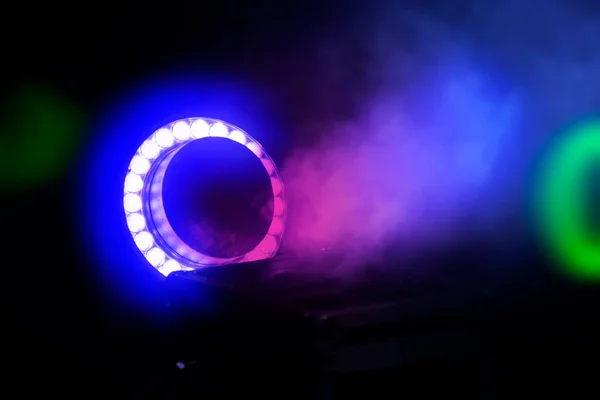Fond Scène Fumée Colorée Lumière Projecteur Sur Bleu Foncé — Photo