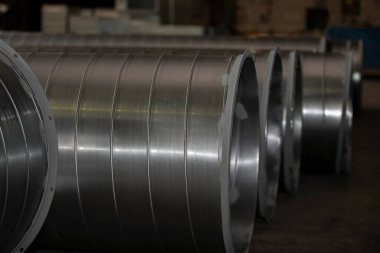 Metalurjik bir bitkinin metal paslanmaz havalandırma boruları. Yuvarlanan metal.
