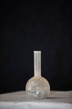 Siyah arka planda kimyasal matara..