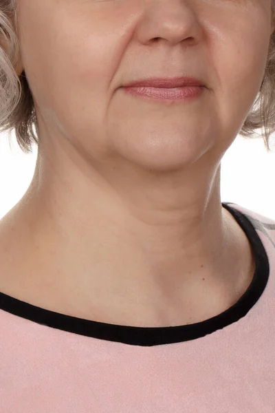 五十歳以上の高齢女性の顔の下の部分 顕著な年齢関連の変化やしわを持ちます — ストック写真