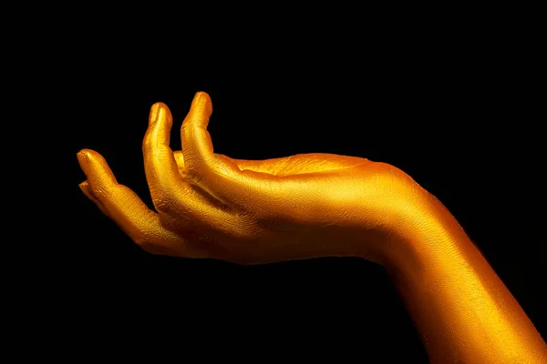 Mão Feminina Dourada Sobre Fundo Preto Belos Dedos Cobertos Ouro — Fotografia de Stock