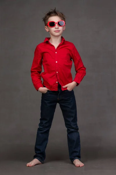 Κάθετη Ολόσωμη Προσωπογραφία Ενός Στιλάτου Μικρού Αγοριού Κόκκινα Γυαλιά Ηλίου — Φωτογραφία Αρχείου