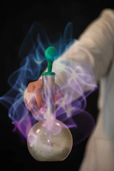 Рука Ученого Держит Фляжку Химическим Веществом Фоне Магического Свечения — стоковое фото