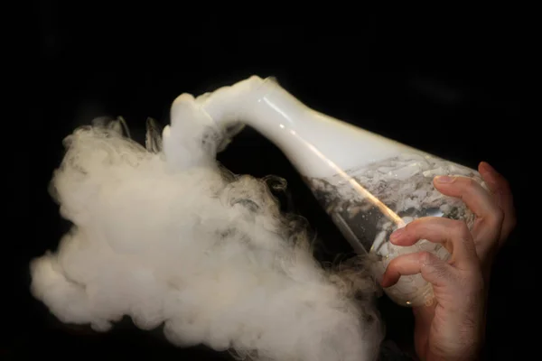 Flacon Verre Avec Bouffées Fumée Suite Une Réaction Azote Liquide — Photo