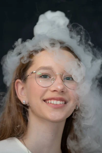 Barnet Deltar Vetenskapliga Experiment Flicka Flytande Kväve Rök — Stockfoto