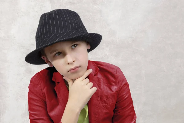 Πορτρέτο Ενός Σκεπτικού Αγοριού Κομψό Καπέλο Και Κόκκινο Μπουφάν Μοντέρνο — Φωτογραφία Αρχείου