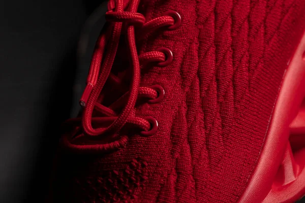 Parte Una Sneaker Tessuto Rosso Sfondo Nero Primo Piano Scarpe — Foto Stock