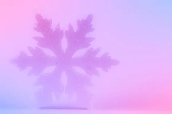 Świąteczne Tło Różowo Fioletowym Gradiencie Jest Duży Płatek Śniegu — Zdjęcie stockowe