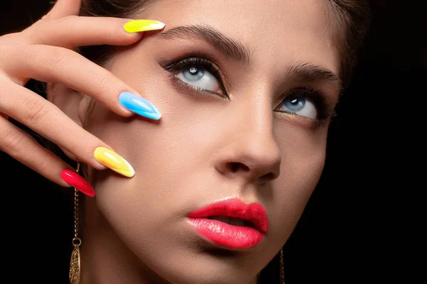 Schoonheidsmeisje Portret Met Heldere Make Kleurrijke Regenboog Nagellak Kleurrijke Nagels — Stockfoto