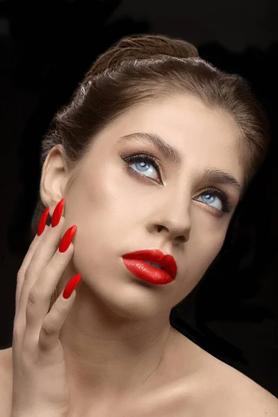 Modèle Avec Rouge Lèvres Rouge Belle Manucure Sur Fond Sombre — Photo