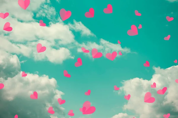Klasická Smaragdová Obloha Létajícími Srdci Láska Figurky Retro Obloze — Stock fotografie