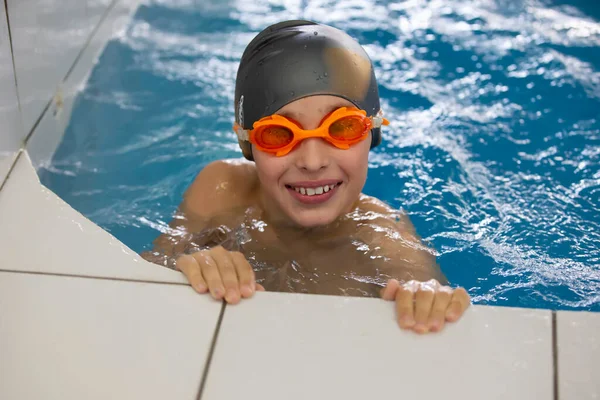 Chlapec Koupací Čepici Brýlích Bazénu Usměje Podívá Kamery Dítě Sportovním — Stock fotografie