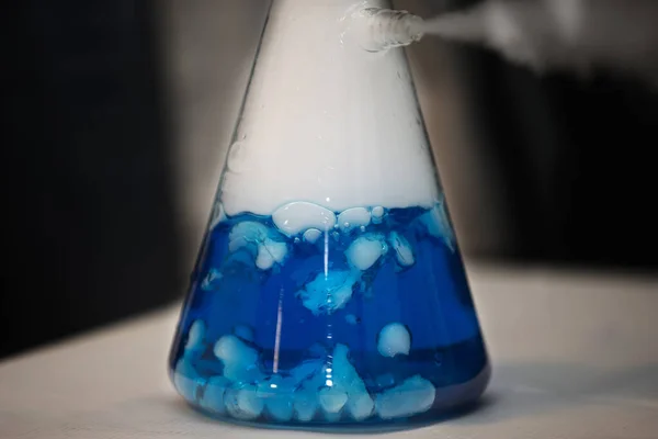 装有蓝色溶液的化学瓶 经验和实验 — 图库照片#