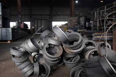 Metal fabrikasının atölyesindeki boş metaller..