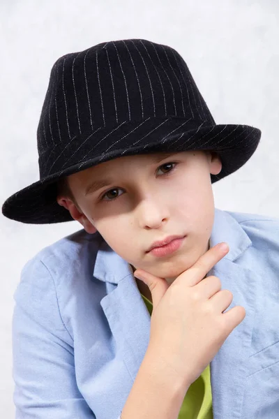 Ein Gutaussehender Stylischer Junge Mit Elegantem Hut Blickt Nachdenklich Die — Stockfoto