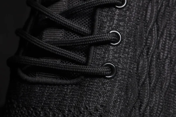 Textuur Van Een Zwarte Lap Sneaker Met Veters Close — Stockfoto