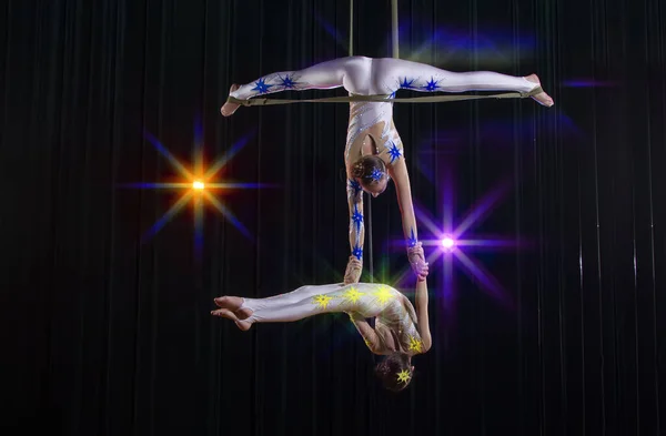 Cirkus Akrobati Gymnastky Výkon Jevišti Tmavé Pozadí — Stock fotografie