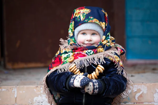 Маленькая Девочка Русском Платке Бубликами Празднике Масленицы — стоковое фото