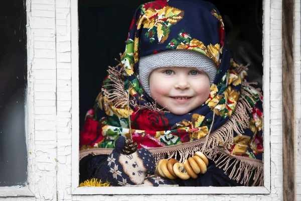 Malá Holčička Ruské Šále Bagetami Svátcích Maslenitsa — Stock fotografie