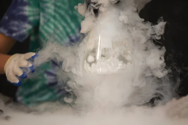 Стеклянная Колба Дымом Результате Реакции Жидкого Азота — стоковое фото