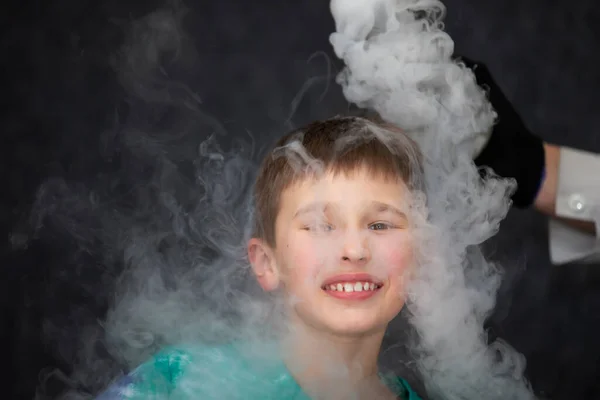 Çocuk Bilimsel Deneylerin Bir Parçası Sıvı Nitrojen Dumanı Içinde Bir — Stok fotoğraf