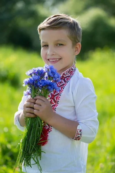 Белорусский Мальчик Вышитой Рубашке Держит Букет Васильковых Цветов — стоковое фото