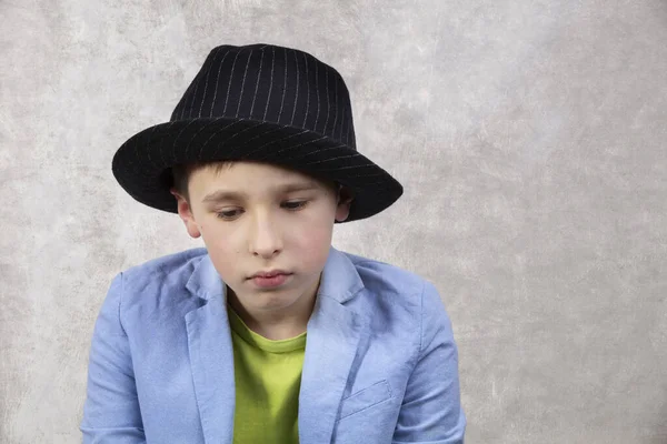 Sorglig Pojke Kostym Och Svart Hatt — Stockfoto