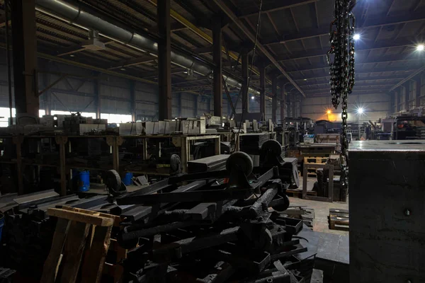 发展中国家一家工厂的金属加工车间又黑又脏 — 图库照片