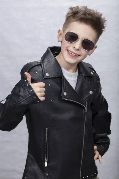 Porträt Eines Jungen Lederjacke Und Sonnenbrille Zeigt Das Klassenschild — Stockfoto