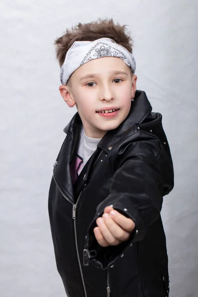 Porträtt Pojke Skinnjacka Och Ett Bandage Huvudet Han Ler Mot — Stockfoto