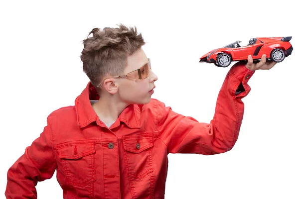 Modischer Junge Mit Einem Spielzeugauto Der Hand Isoliert Auf Weißem — Stockfoto