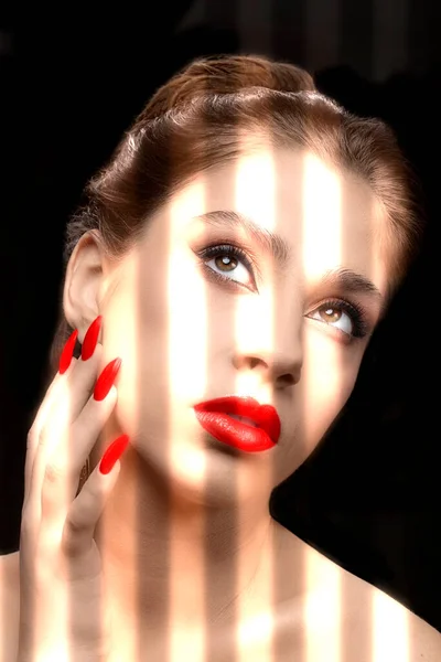 Modelo Con Lápiz Labial Rojo Esmalte Uñas Está Iluminado Por — Foto de Stock