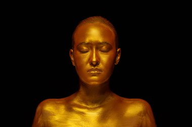 Gösterişli, göz kamaştırıcı, parlak profesyonel makyajlı manken kız. Güzel metalik vücut, dudaklar ve ten.