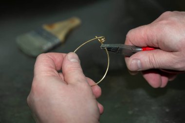 Mücevher ustası altın yüzük üretiminde çalışıyor. Mücevher fabrikası.