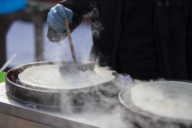 Krep hamurunu tavaya dök. Krep hazırla..