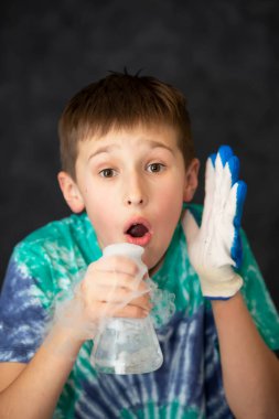 Yeni bilimsel keşifler. Laboratuvarda kimyasal deneyler yaparken zeki bilim adamı şaşkınlık içinde bağırıyor. Eğitim konsepti. Açılıyor.