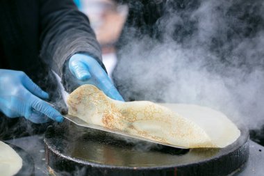 Krep hamurunu tavaya dök. Krep hazırla..