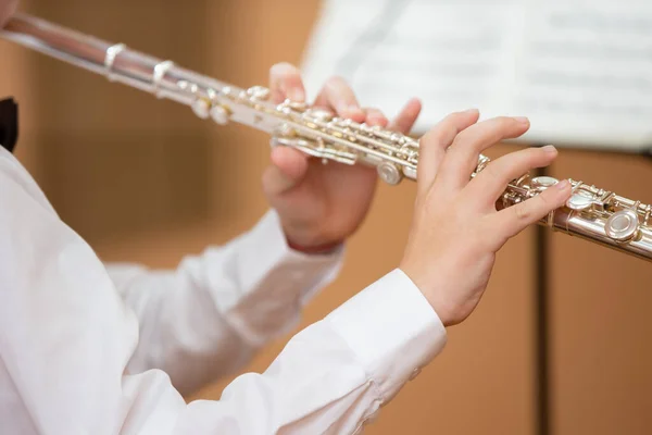 Rapaz Toca Flauta Brilhante Instrumento Musical Vento — Fotografia de Stock