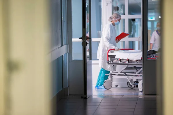 Sjuksköterskan Knuffar Bår Med Bår Sjukhuskorridoren — Stockfoto