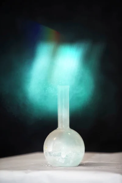 Kimyasal Şişeden Yeşil Mistik Bir Işık Geliyor — Stok fotoğraf