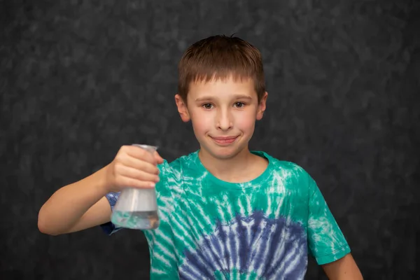 Der Junge Hält Einen Gläsernen Chemiekolben Der Hand — Stockfoto