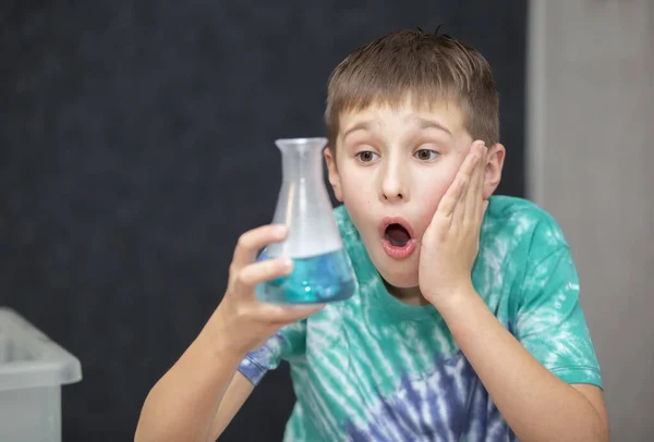 Nowe Odkrycia Naukowe Mądry Chłopiec Naukowiec Krzyczy Zaskoczenia Podczas Eksperymentów — Zdjęcie stockowe