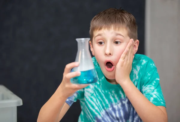 Νέες Επιστημονικές Ανακαλύψεις Έξυπνο Αγόρι Επιστήμονας Ουρλιάζει Στην Έκπληξη Ενώ — Φωτογραφία Αρχείου