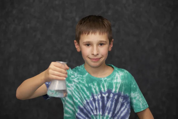 Αγόρι Κρατάει Ένα Γυάλινο Χημικό Φλασκί Στο Χέρι Του — Φωτογραφία Αρχείου