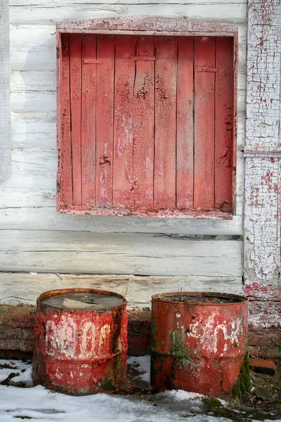 旧的和被遗弃的背景带有剥皮油漆和生锈桶的木墙 — 图库照片