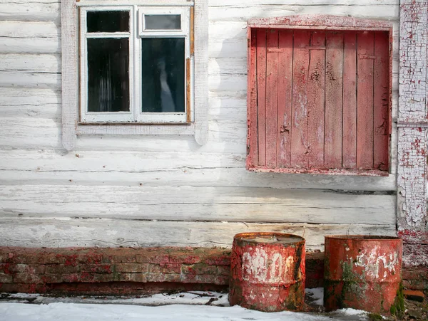 一个废弃的老房子的背景 带有剥皮油漆和生锈桶的木墙 — 图库照片